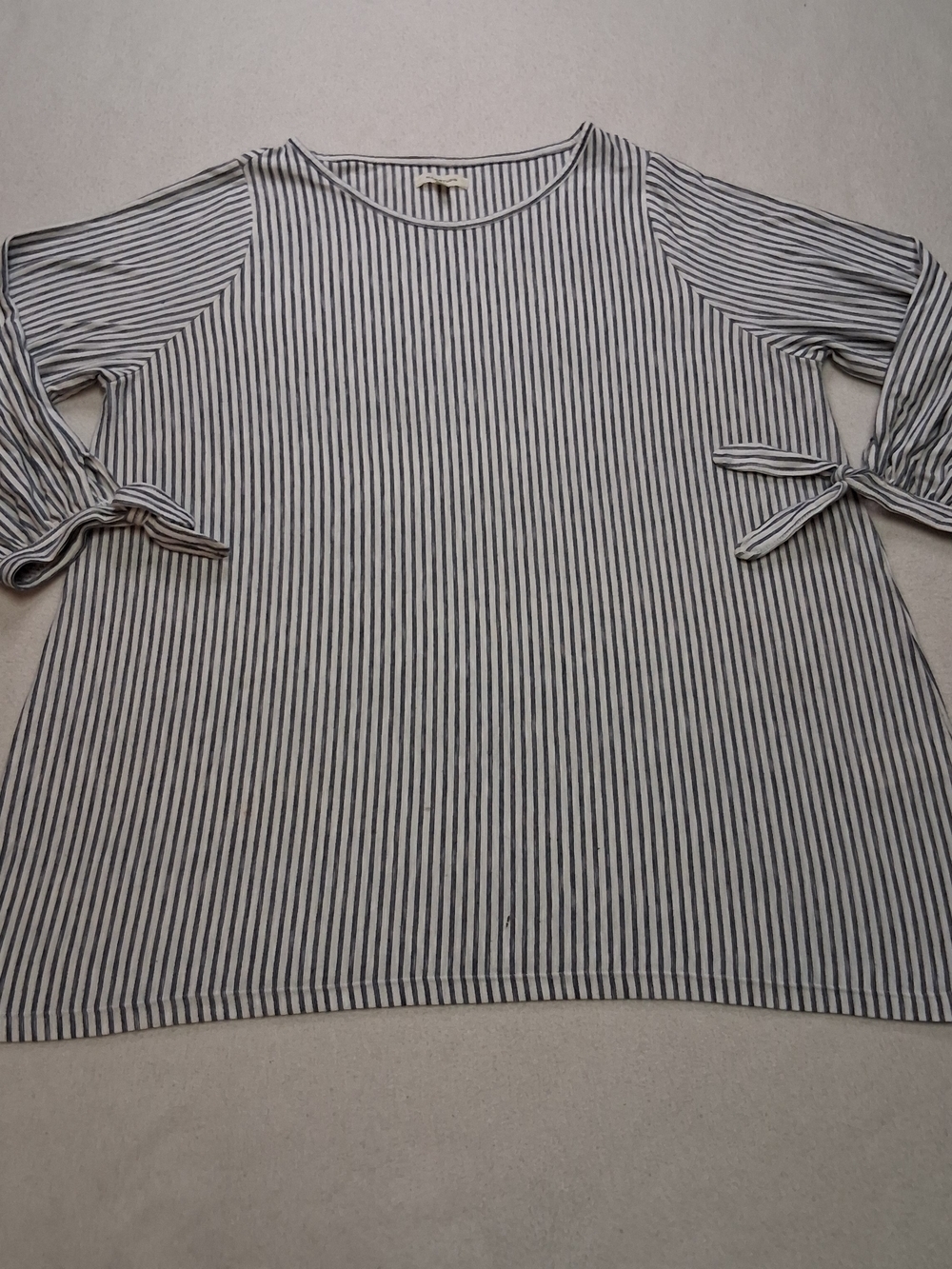 4/20$ Max Studio Navy & White Vertical Stripe Tie-Sleeve Tunic